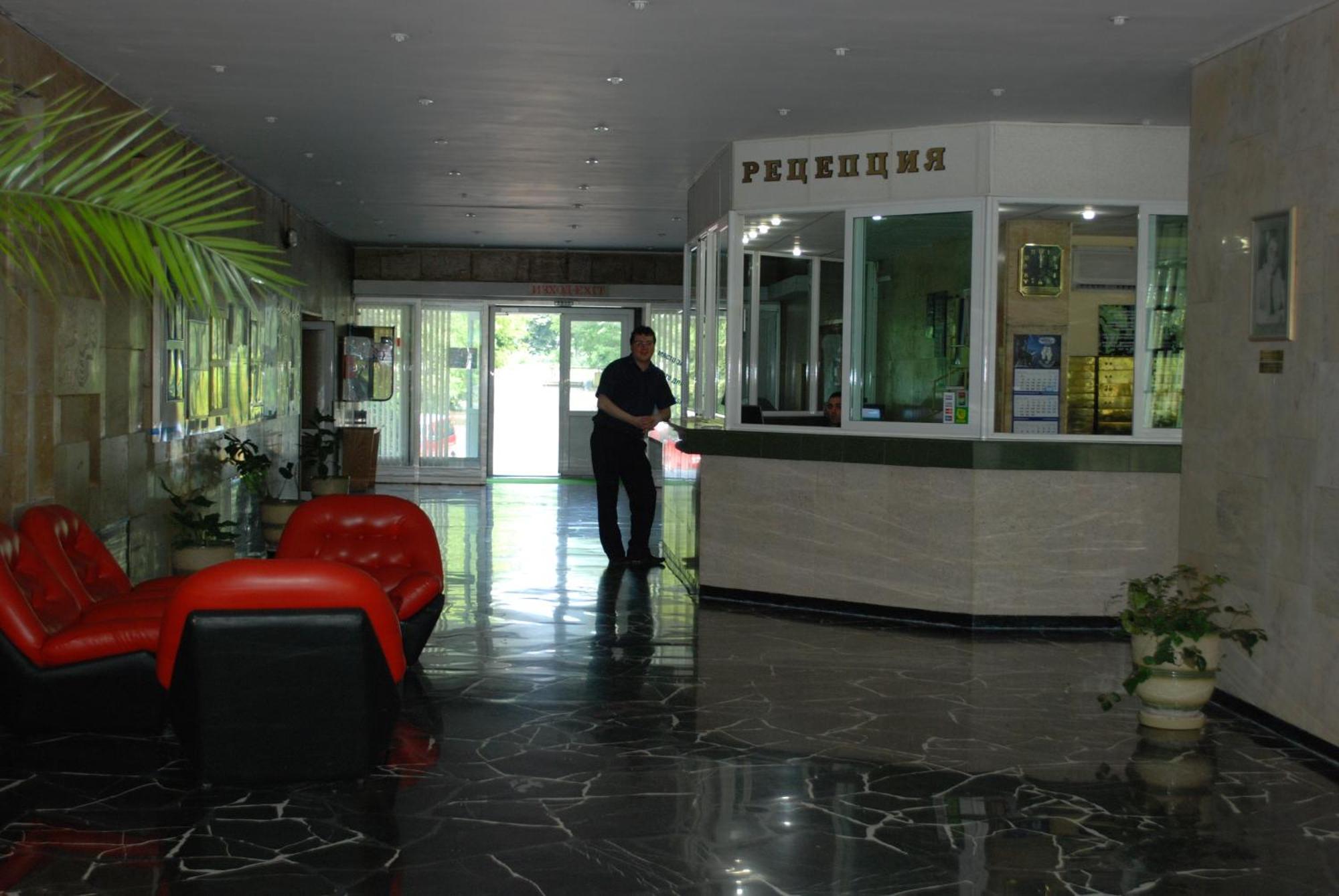 International Home Of Scientists Joliot Curie St Constantin et Helena Extérieur photo