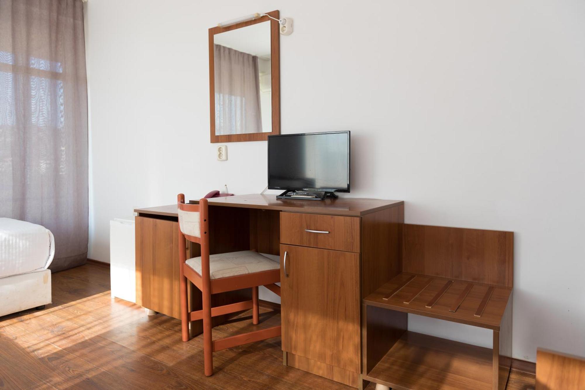 International Home Of Scientists Joliot Curie St Constantin et Helena Extérieur photo